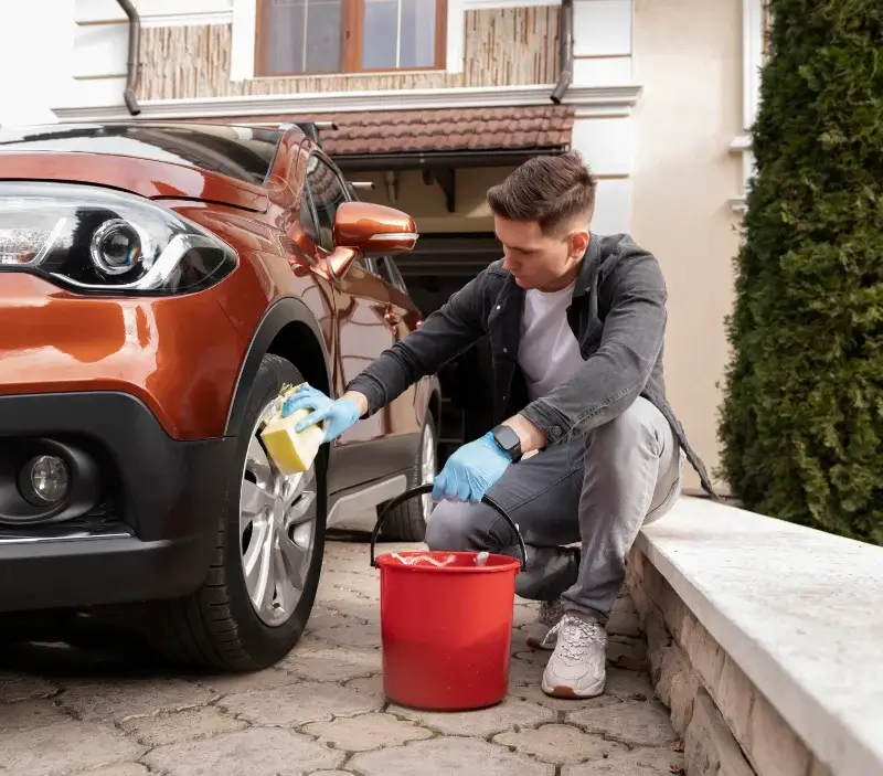 Lavage auto à domicile La Chapelle-d'Abondance : professionnel intervenant sur un véhicule